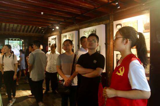 ”追寻革命印迹,情系红色鄞州“av直播
寻迹小分队-故居讲解